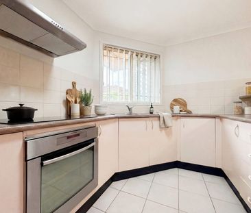 Spacious & Updated 3 Bedroom Villa - Photo 3