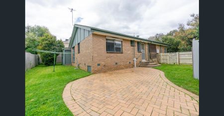 Peaceful 3-Bed Unit Near Train Station & Shops with single garage! - Photo 4