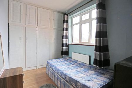 4 bedroom semi-detached house to rent - Photo 4