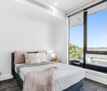 SPACIOUS TOWNHOUSE - Photo 5