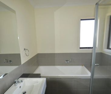 Modern 2 Bedroom Townhouse - Photo 2