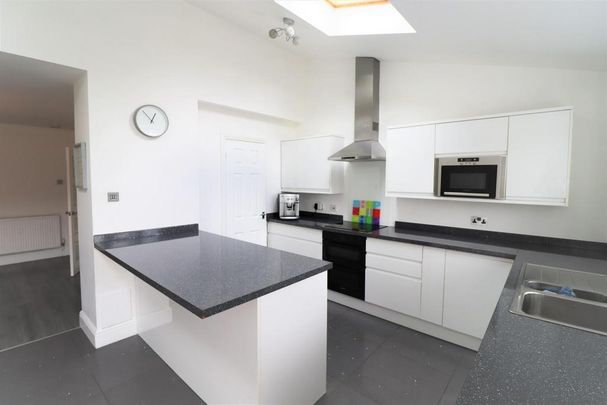 4 bedroom terraced house to rent - Photo 1