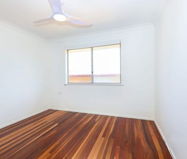 Charming Family Home in Prime Silkstone Location!! - Photo 1