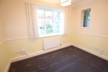 Grosvenor Road, Woking, Surrey, GU24 - Photo 4