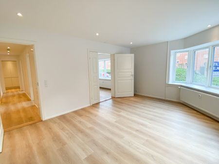 Totalrenoveret lejlighed med flot finish og klassisk planløsning - Photo 3