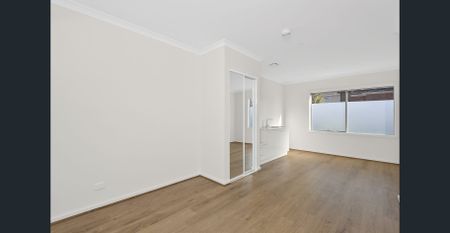 Upstairs room with water & electricity included - Photo 4