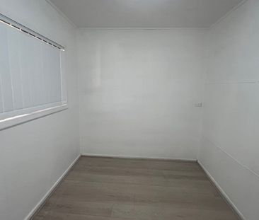 Fully Renovated 3 bedroom Home with 2 bedroom retreat - Photo 3