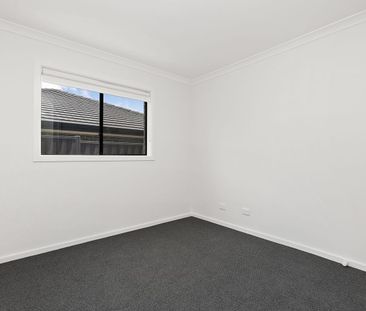 Stylish Family Living in Fairway Meadows - Photo 2