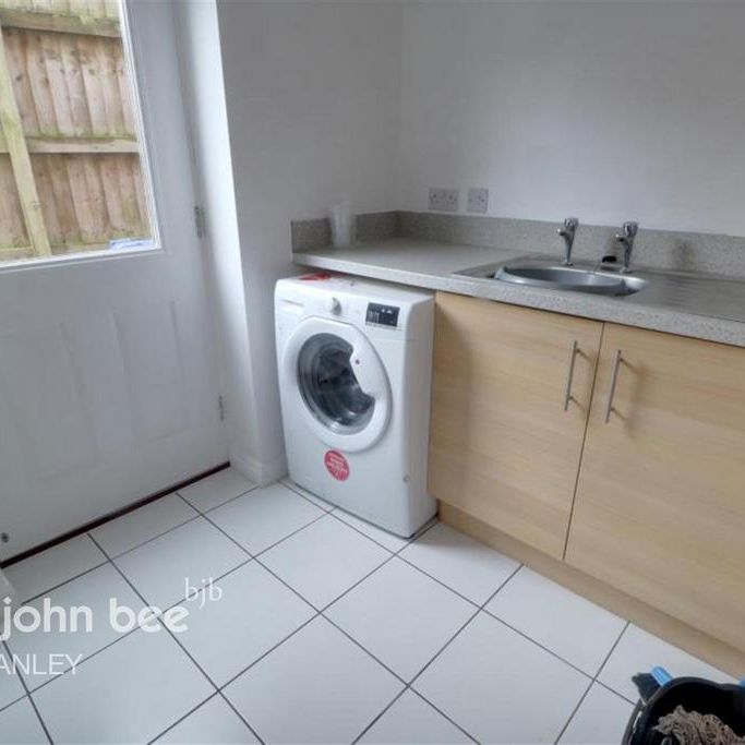4 bedroom detached house to rent - Photo 1