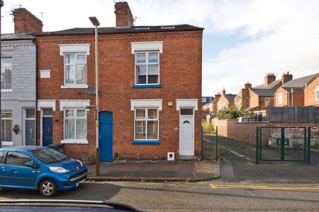 4 bedroom terraced house to rent - Photo 5