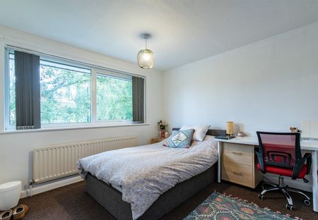 3 Bed Semi-Detached House, Martinmass Close, NG7 - Photo 3