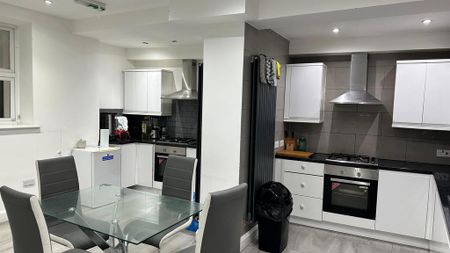 1 bedroom in a house share to rent - Photo 2