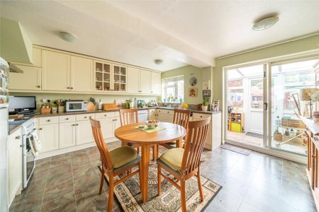 3 bedroom end of terrace house to rent - Photo 5