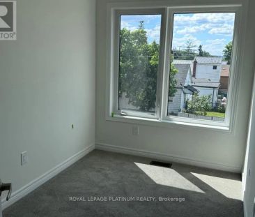 10 REID AVENUE N - Photo 3