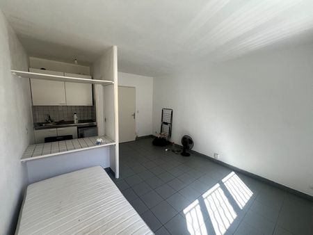 Appartement 1 pièces 22m2 MARSEILLE 6EME 620 euros - Photo 2