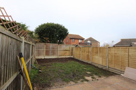 2 bedroom end of terrace house to rent - Photo 3