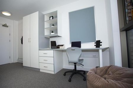 1 bedroom in a flat share to rent - Photo 5