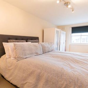 Fantastic vacant modern apartment - Photo 2