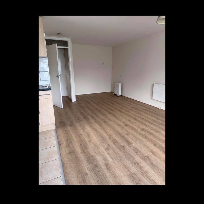 Studio Flat, Handcross Road, LU2 - Photo 1