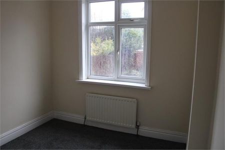 3 bedroom semi-detached bungalow to rent - Photo 4