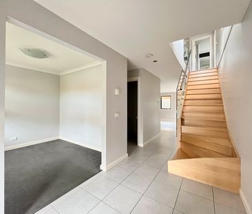 BRIGHT AND SPACIOUS TOWNHOUSE - Photo 5