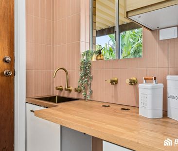 Stylishly Updated Two Bedroom Unit in Prime Ridgehaven Location! - Photo 3