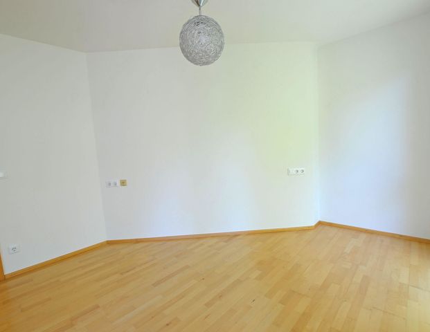 3,5 helle Zimmer, 2 Balkone, 2 Keller und 2 Tiefgaragenplätze suchen ab sofort neue Mieter! - Photo 1
