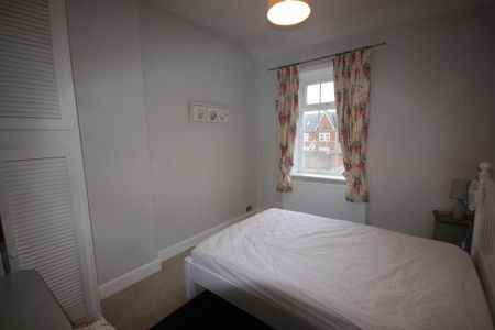 2 bedroom end of terrace house to rent - Photo 3