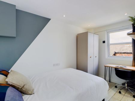 4 Bedroom House - Photo 5