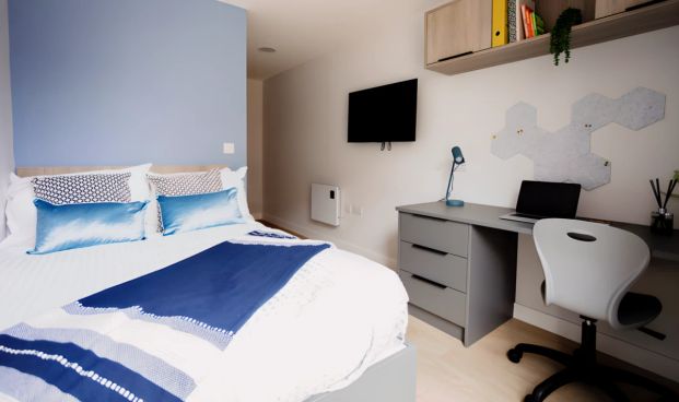 Large En-suite - Photo 1