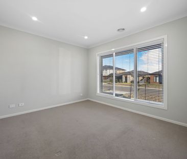 SPACIOUS FAMILY HOME WITH SECOND LIVING AND STUDY NOOK - Photo 5