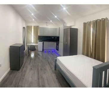 Studio to rent - Photo 2