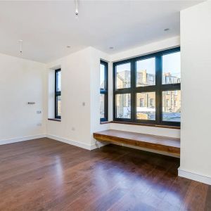 4 bedroom house in London - Photo 2