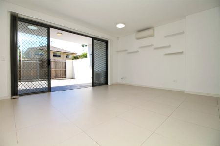 Beautifully Presented Courtyard Apartment - Photo 3