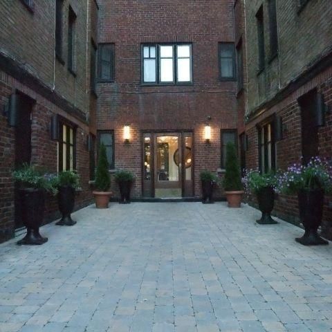 1er juil- Beau, mis à jour, Grand 2 1/2 , lumineux, propre, art déco - July 1st - Beautiful, updated, clean, secure, Large 2 1/2 , bright, art deco - Photo 1