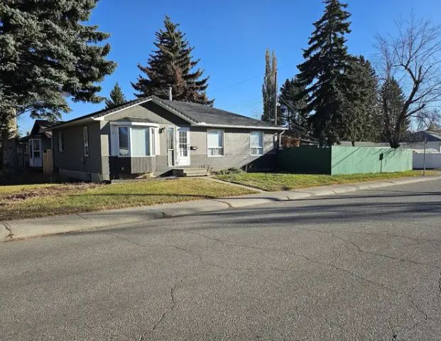 Clean & spacious 3 bedroom bungalow in the heart of Glamorgan | Calgary - Photo 1