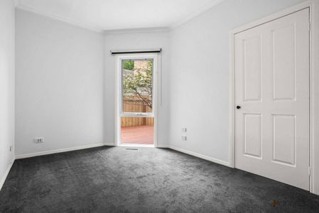 THREE-BEDROOM FAMILY HOME | GREAT LOCATION | LOW MAINTENANCE - Photo 5