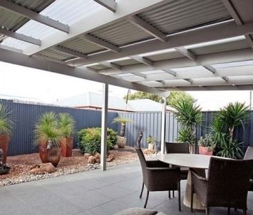 Charming coastal home in a quiet pocket - Photo 3