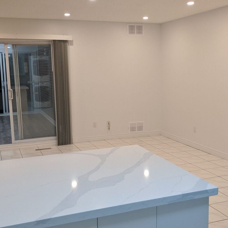 For Lease - 354 Park Road Unit# Main Fl, Oshawa, Ontario - Photo 1