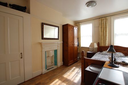 3 Bed Semi-Detached House, Weybridge Road, CR7 - Photo 2