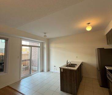 For Lease - 39 Tamworth Terrace, Barrie, Ontario - Photo 2