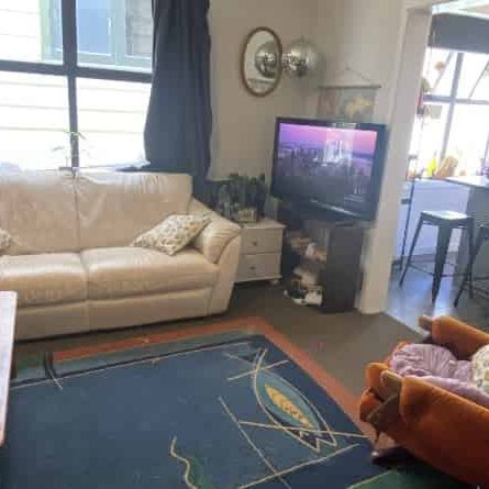 WELL PRESENTED STANDALONE 6x bedroom: - Photo 1