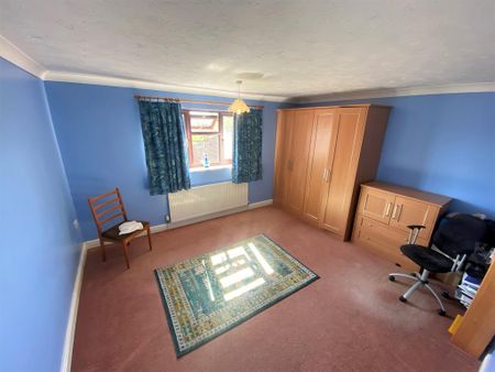 4 bedroom detached house to rent - Photo 4