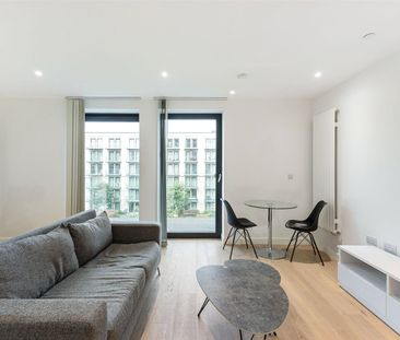 Royal Crest Avenue, London, E16 flat to rent - Photo 3