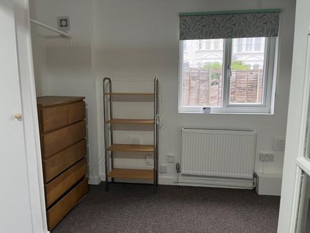 1 Bed Flat, Holmesdale Road, SE25 - Photo 3