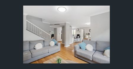 Fully furnished newly renovated townhouse adjacent to golf course available immediately for medium and long term stays - Photo 2