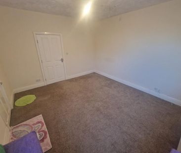 3 bedroom flat to rent - Photo 3