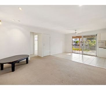 5 Pearl Key, Broadbeach Waters QLD 4218 - House For Rent | Domain - Photo 2