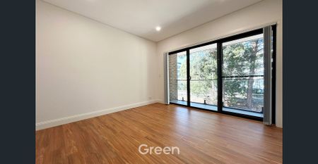 Modern, Stylish Five-Bedroom Duplex in Prime Location! - Photo 5