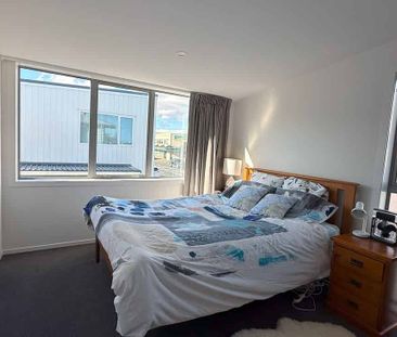 Chic 2BR Townhouse in Lower Hutt - Photo 3